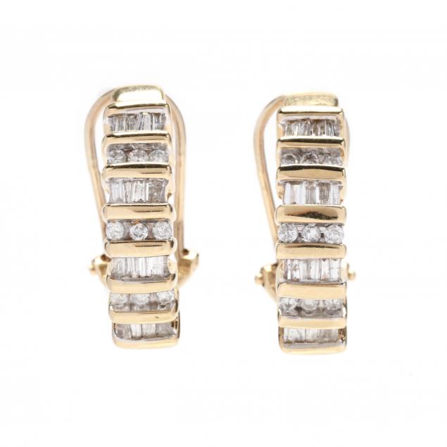 GOLD AND DIAMOND EARRINGS In a