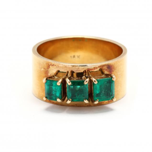 GOLD AND THREE STONE EMERALD RING 3482ae
