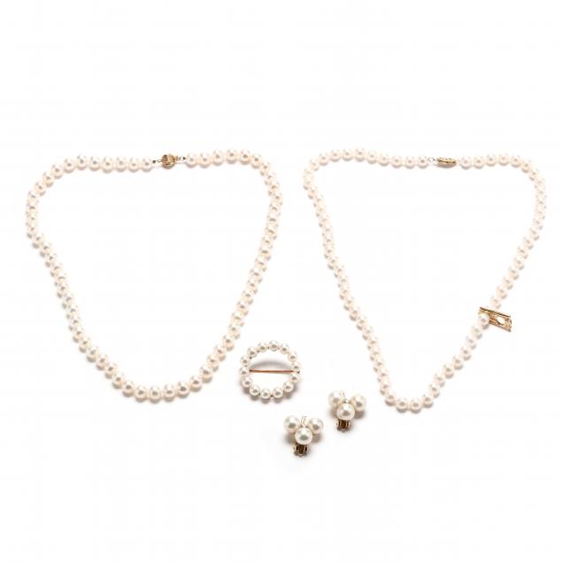 GROUP OF PEARL JEWELRY ITEMS To