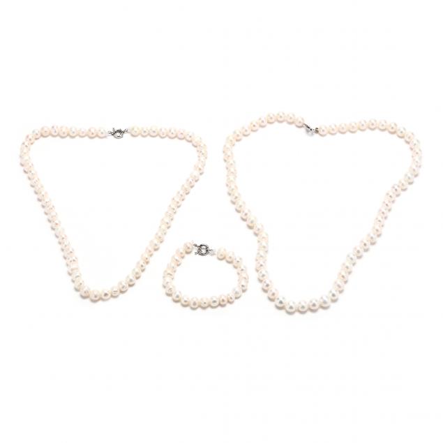 THREE PEARL JEWELRY ITEMS To include  3482c6
