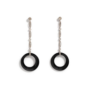 DIAMOND AND ONYX EARRINGS
Containing