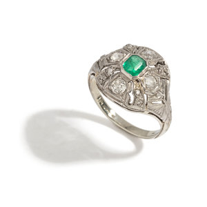 ART DECO, EMERALD AND DIAMOND RING
Containing