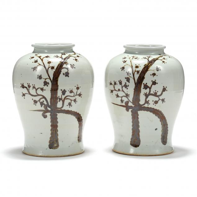 A PAIR OF CHINESE PORCELAIN VASES 348470