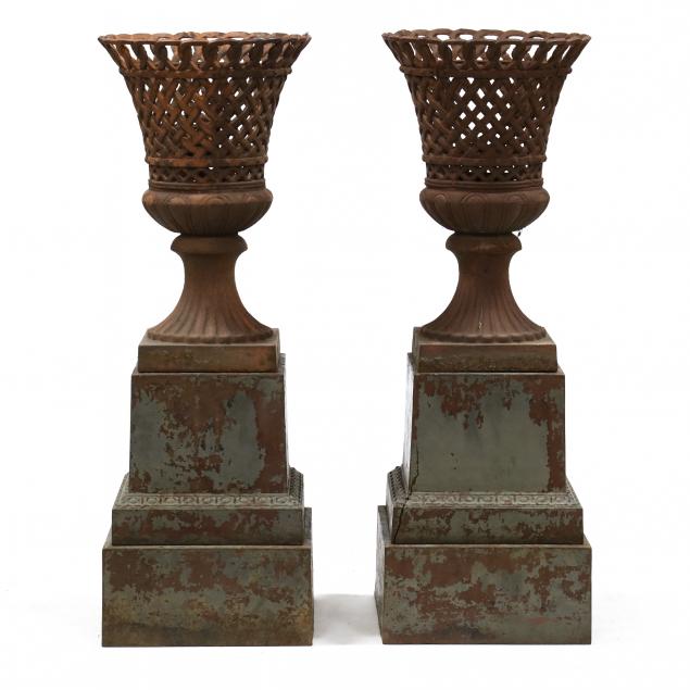 PAIR OF CLASSICAL STYLE CAST IRON 3484f0