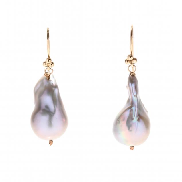 A PAIR OF GOLD AND BAROQUE PEARL 348640