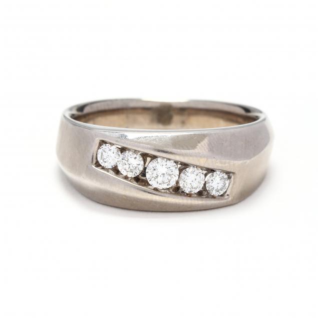 GENT'S WHITE GOLD AND DIAMOND RING,