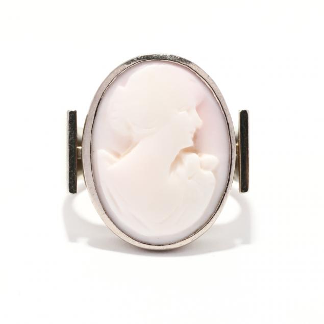 WHITE GOLD CAMEO RING The ring
