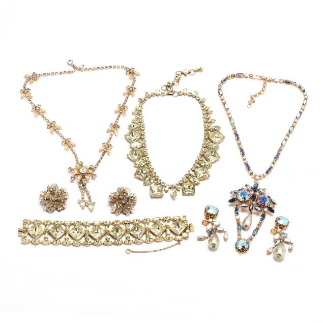 A GROUP OF VINTAGE COSTUME JEWELRY 34869e