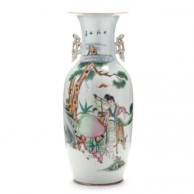 A CHINESE PORCELAIN TALL VASE 20th
