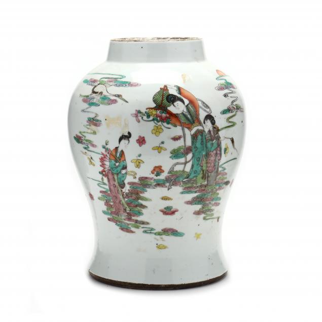 A CHINESE PORCELAIN TEMPLE JAR WITH