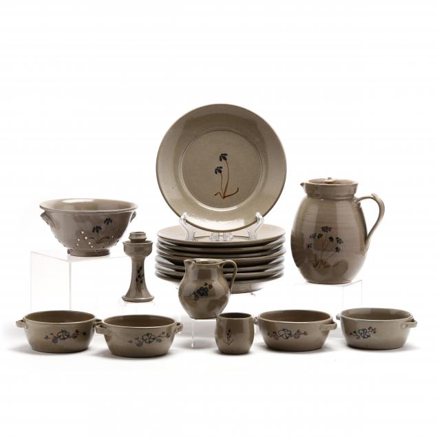 JUGTOWN POTTERY DINNERWARE OF TWENTY-TWO