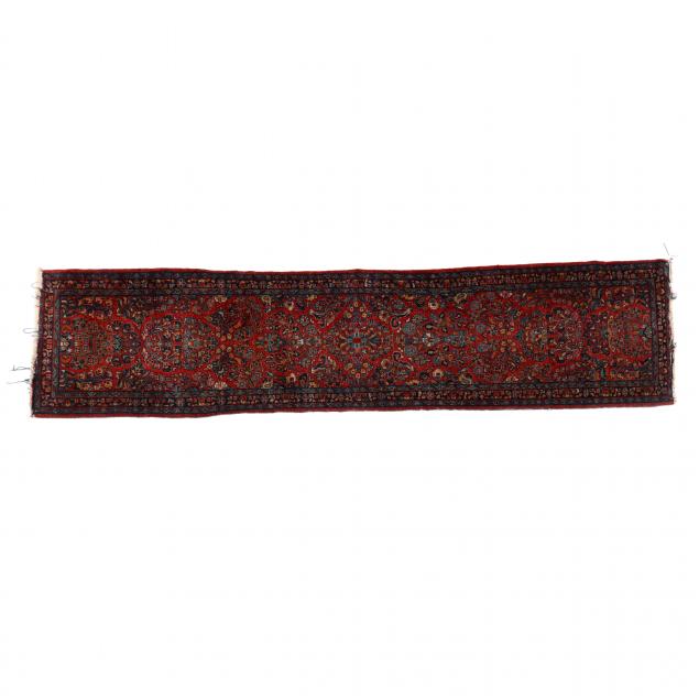 SAROUK RUNNER Red field with repeating
