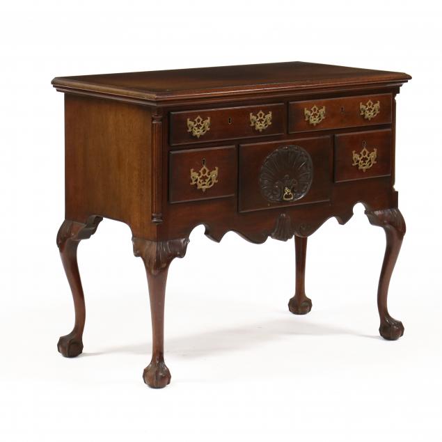 CHIPPENDALE STYLE MAHOGANY LOWBOY 34b739