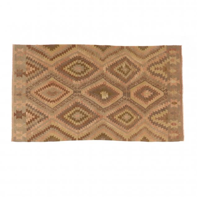 FLAT WEAVE RUG With repeating diamond