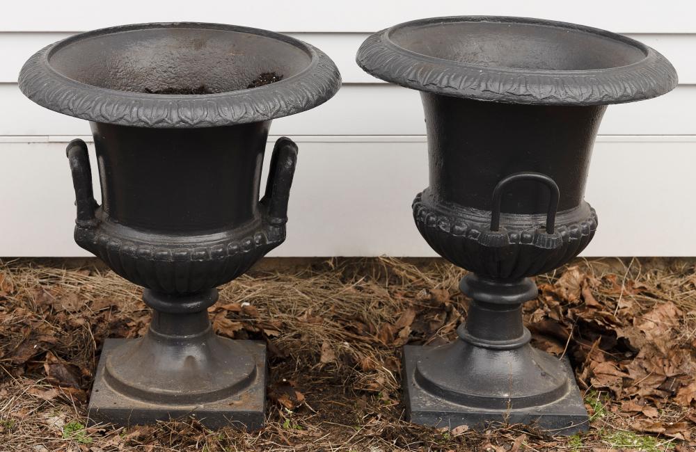 PAIR OF CAST IRON GARDEN URNS HEIGHTS 34be78