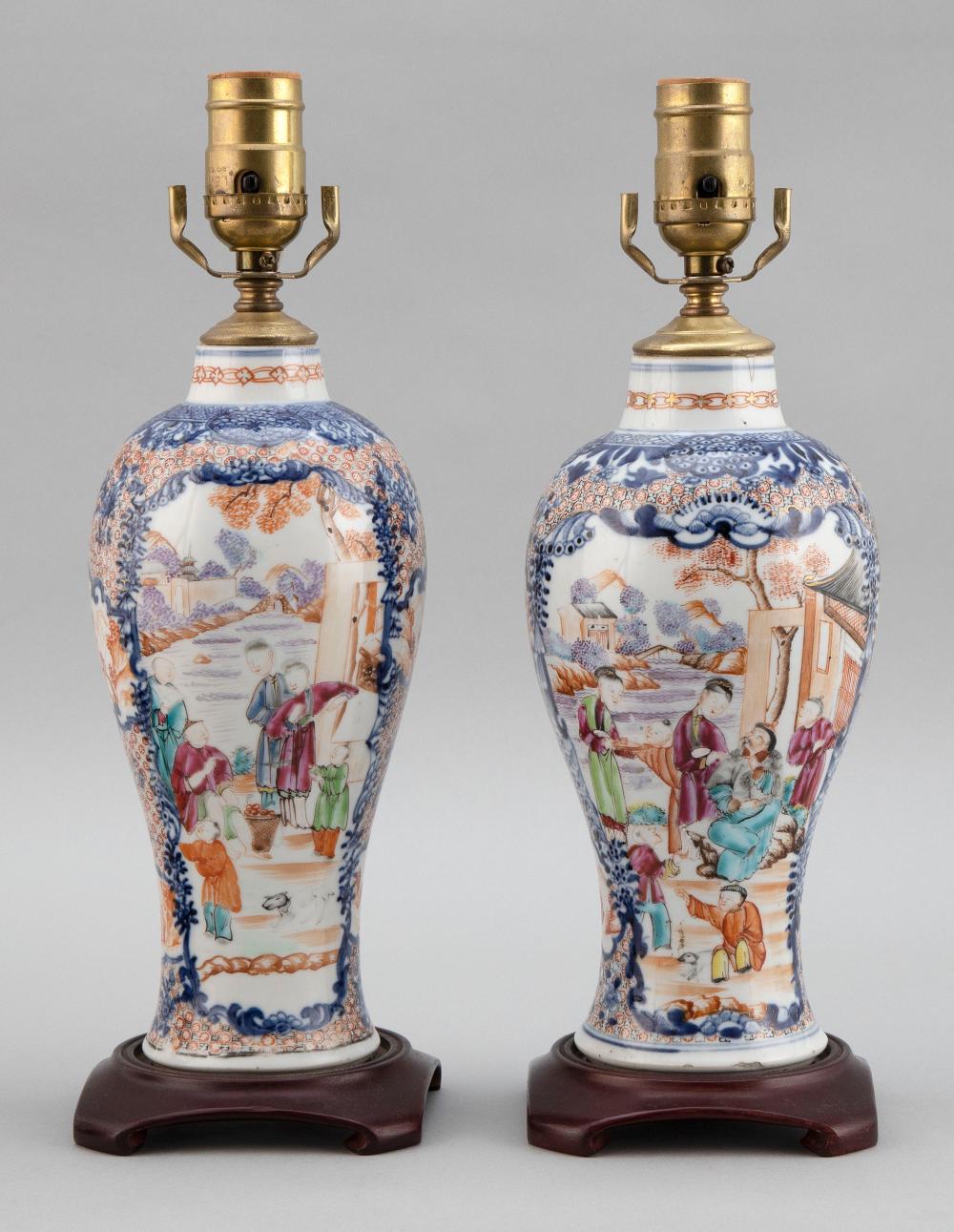 PAIR OF CHINESE EXPORT POLYCHROME 34c058