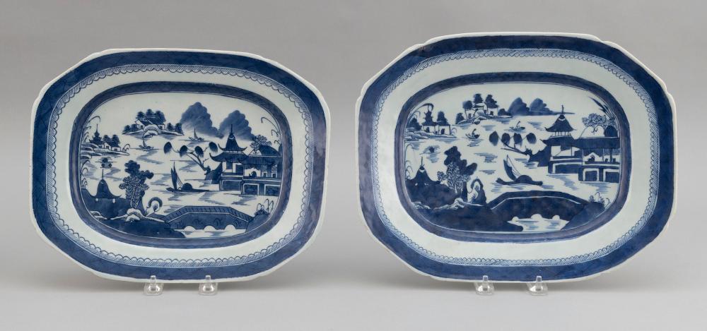 TWO CHINESE EXPORT BLUE AND WHITE 34c059