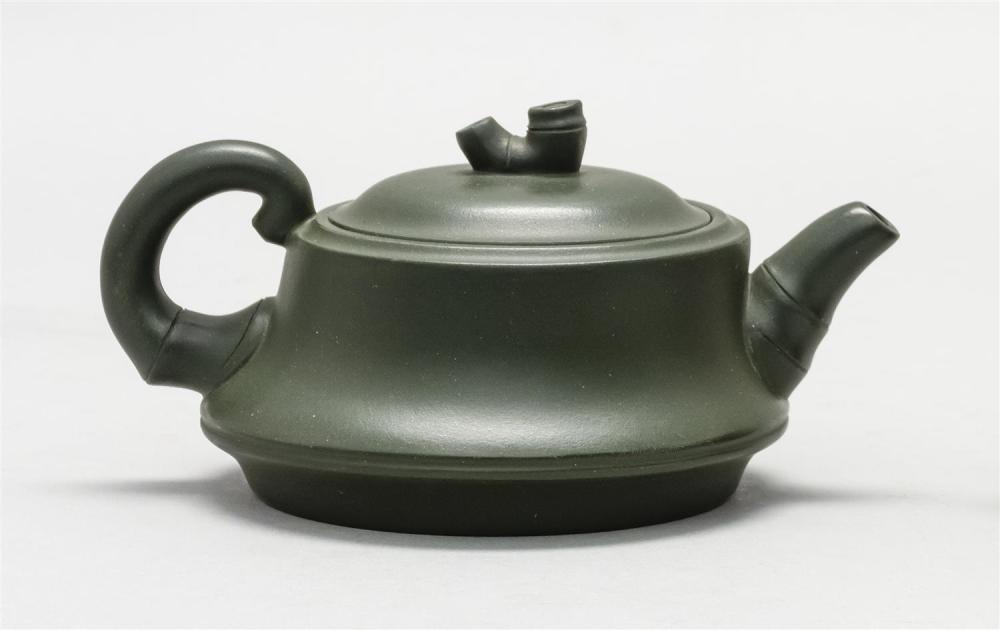 CHINESE GREEN YIXING POTTERY TEAPOT