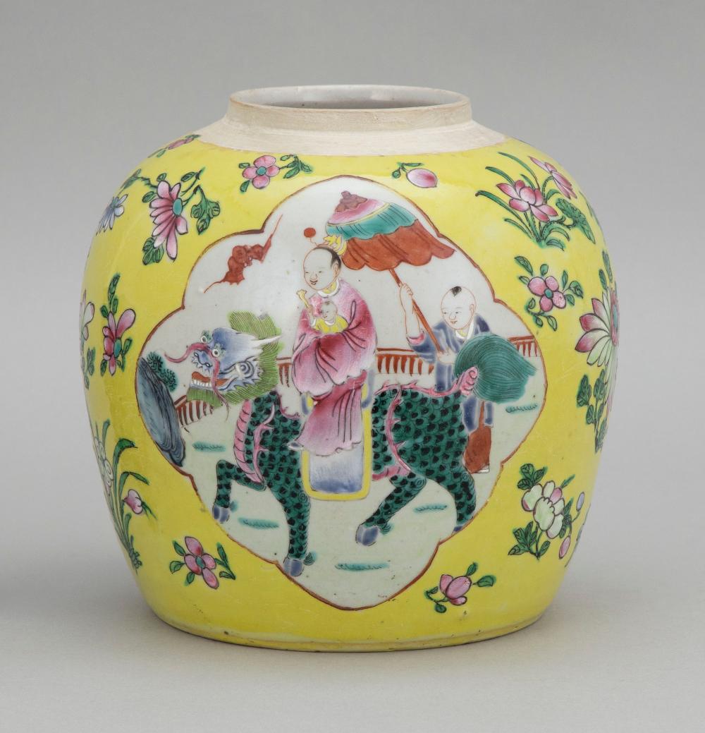 CHINESE FAMILLE JAUNE PORCELAIN