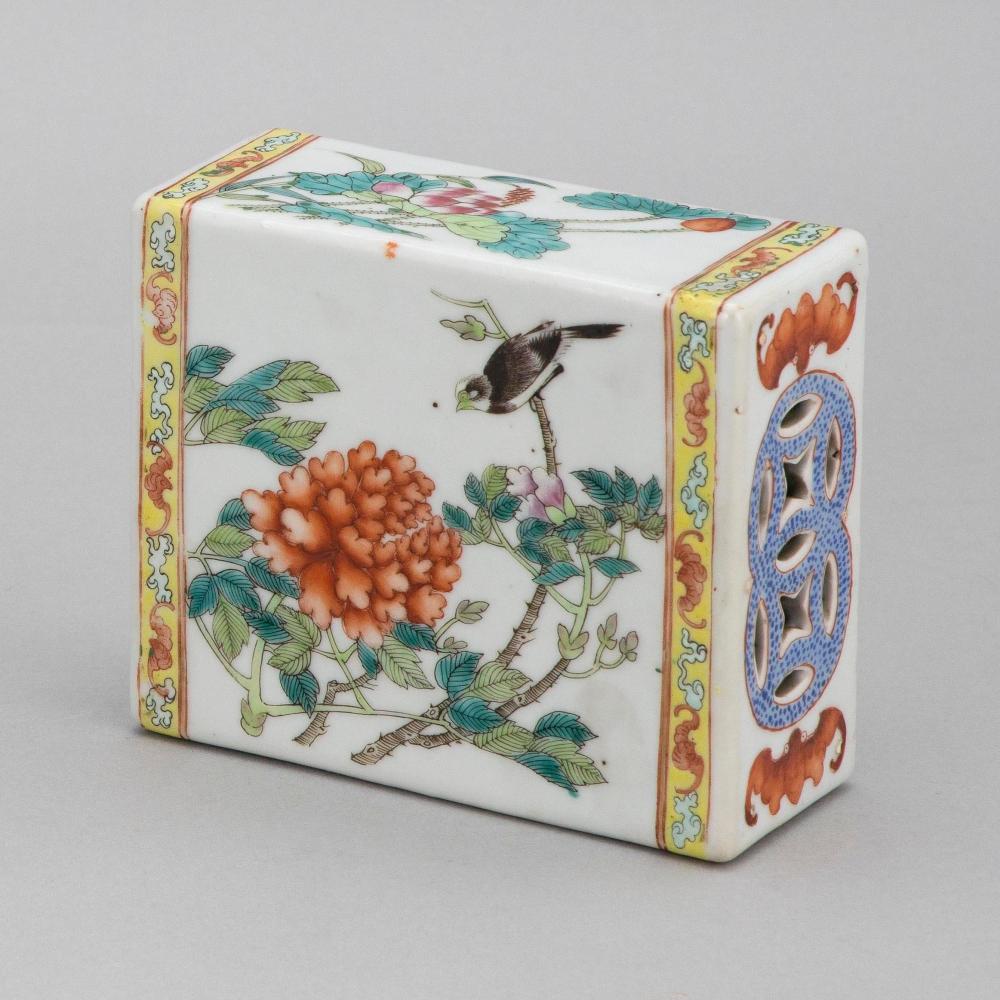 CHINESE POLYCHROME PORCELAIN PILLOW 34c1e8