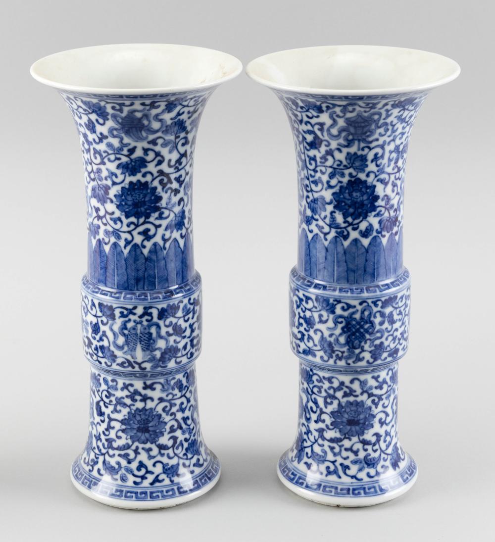 PAIR OF CHINESE BLUE AND WHITE 34c209