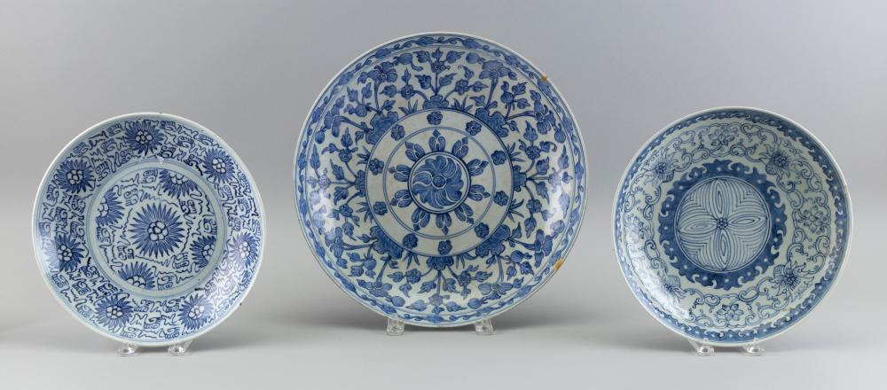 THREE CHINESE BLUE AND WHITE PORCELAIN 34c20a