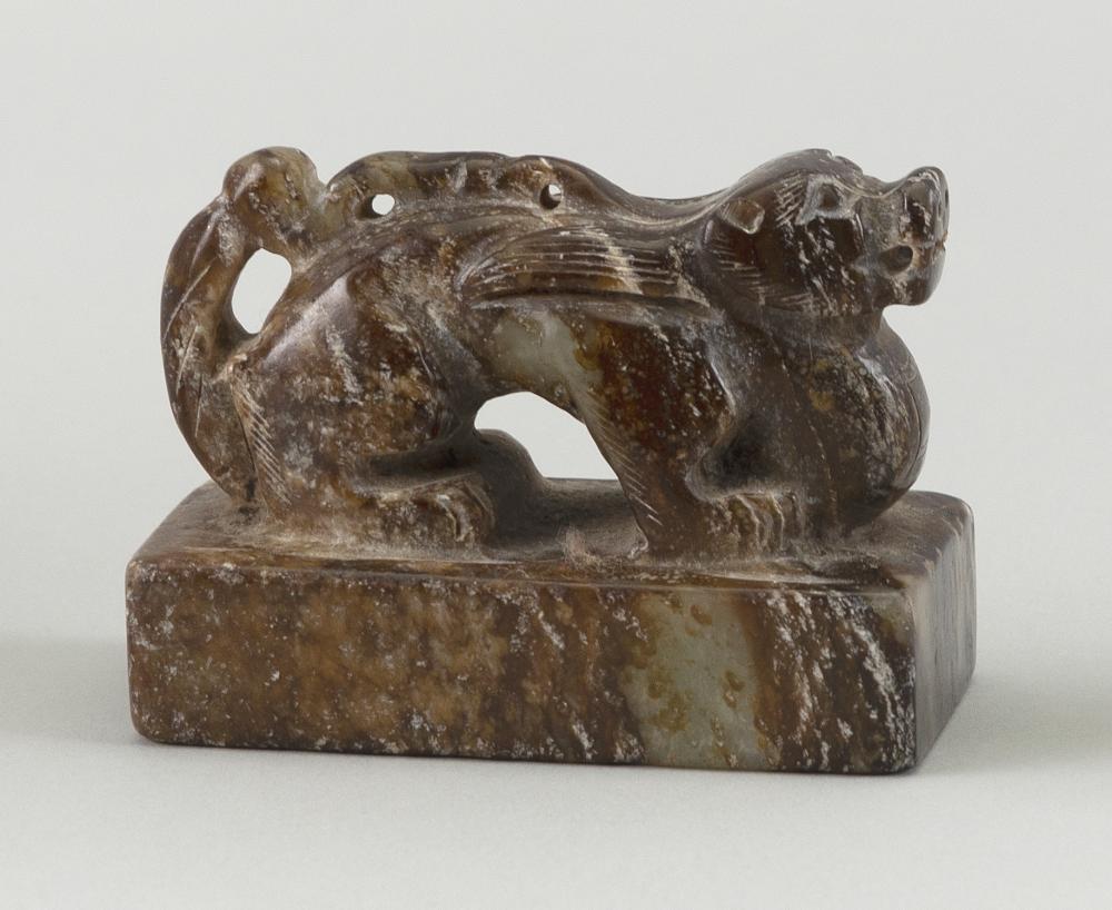 CARVED BROWN AND WHITE JADE SEAL 34c2a4