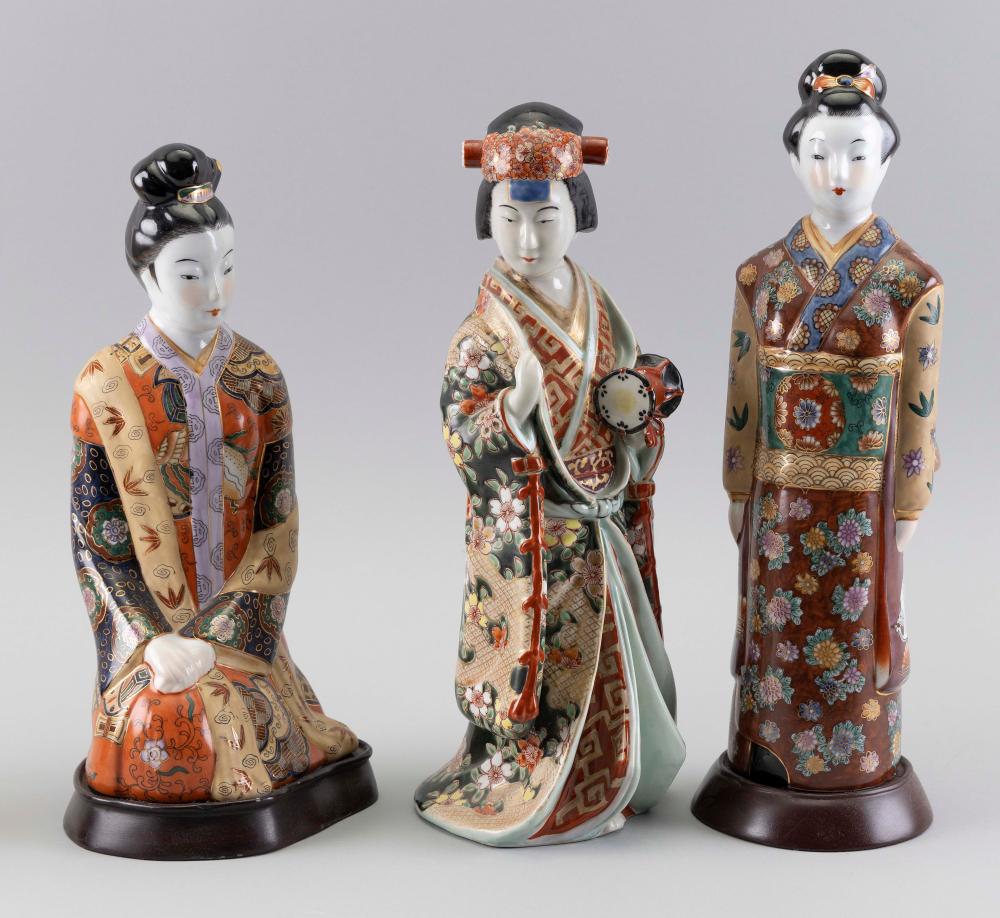 THREE JAPANESE POLYCHROME PORCELAIN 34ca75