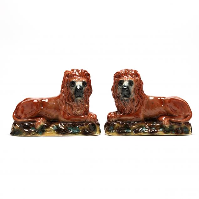 PAIR OF STAFFORDSHIRE LIONS Late 34a53e