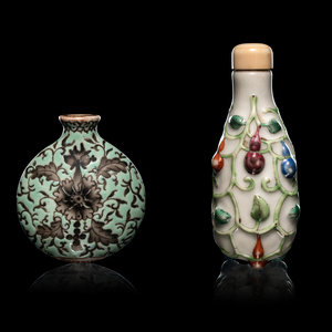 Two Chinese Porcelain Snuff Bottles 19TH EARLY 34a5e3