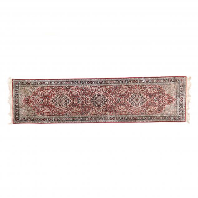 INDO-PERSIAN RUNNER Red field with