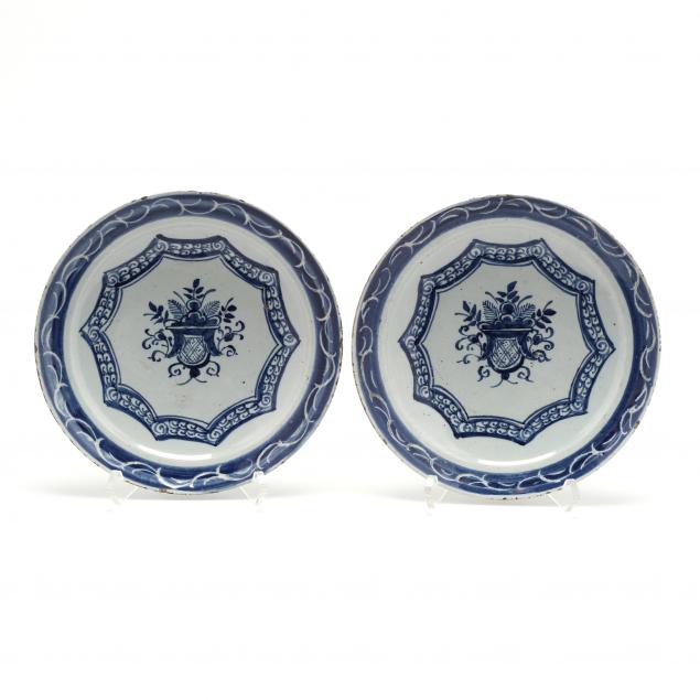 A MATCHED PAIR OF ENGLISH DELFT 34ac69