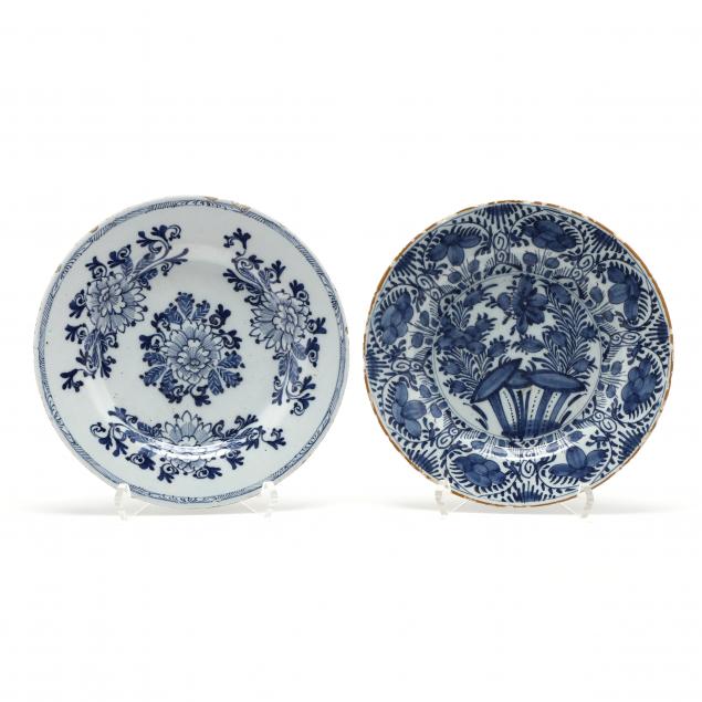 TWO DUTCH DELFT PLATES, DE PORSELEINE