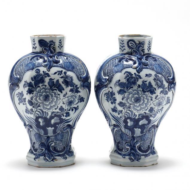 A PAIR OF DELFT BLUE AND WHITE 34aff9