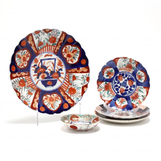 A GROUP OF JAPANESE IMARI PORCELAIN