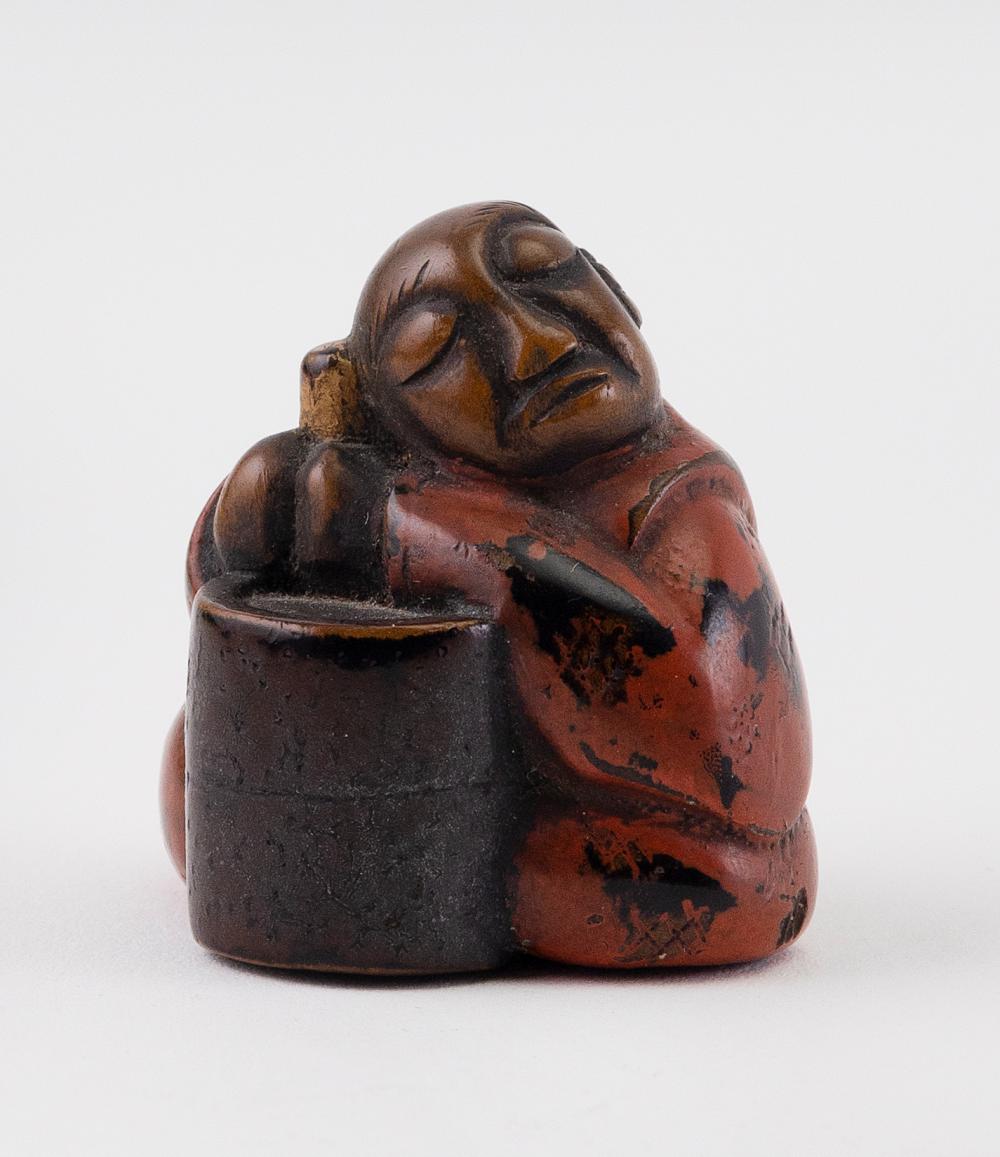 JAPANESE RED LACQUER AND WOOD NETSUKE 34dc15