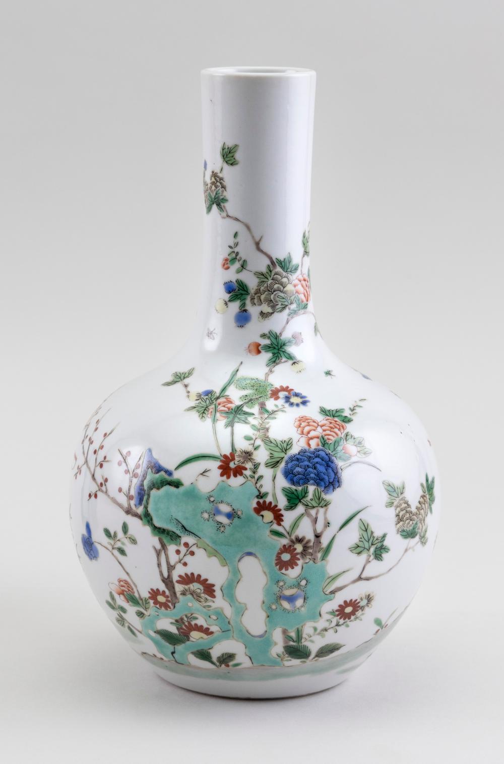 CHINESE POLYCHROME PORCELAIN BOTTLE 34df9b