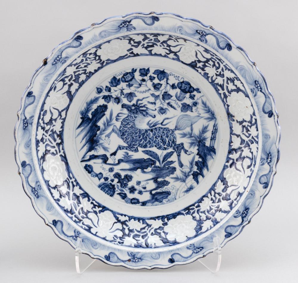 LARGE CHINESE BLUE AND WHITE PORCELAIN 34dfb0