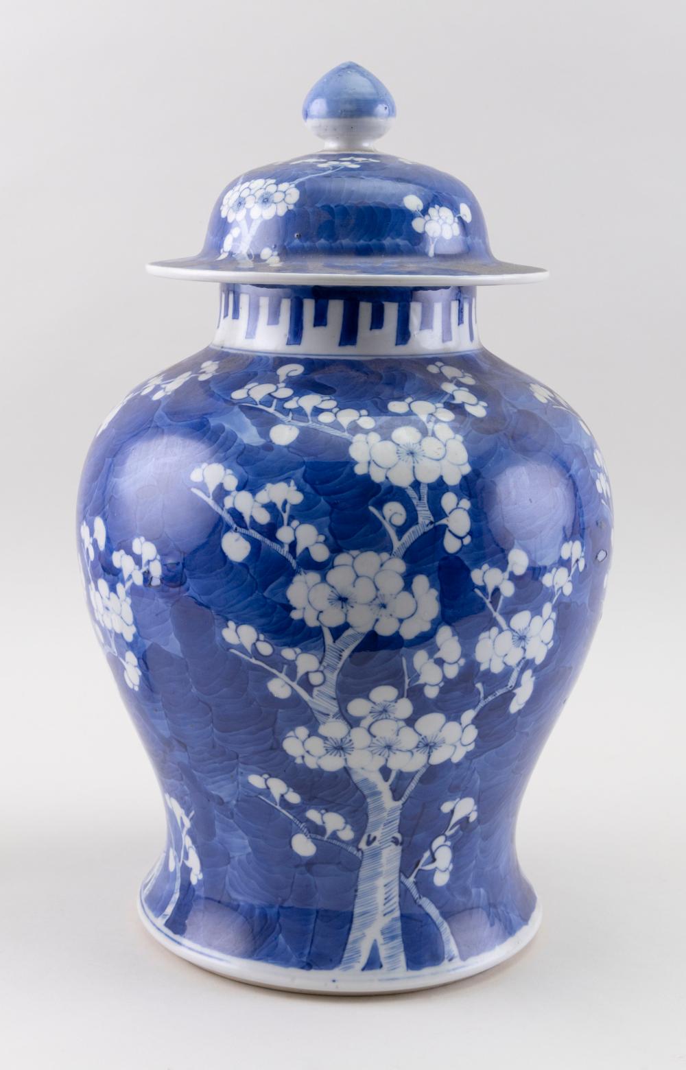 CHINESE BLUE AND WHITE PORCELAIN COVERED