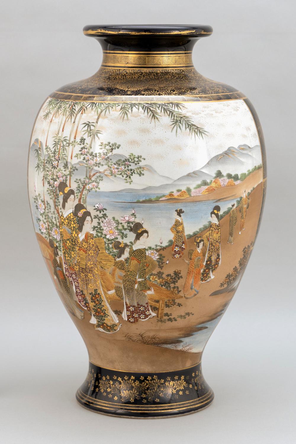 JAPANESE SATSUMA PORCELAIN VASE 34e001