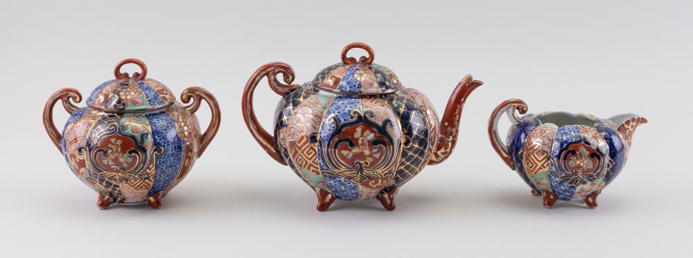 JAPANESE THREE PIECE IMARI PORCELAIN 34e004