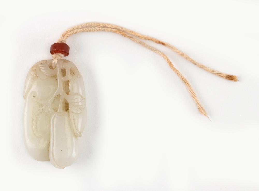 CHINESE CARVED WHITE JADE PENDANT 34e07c