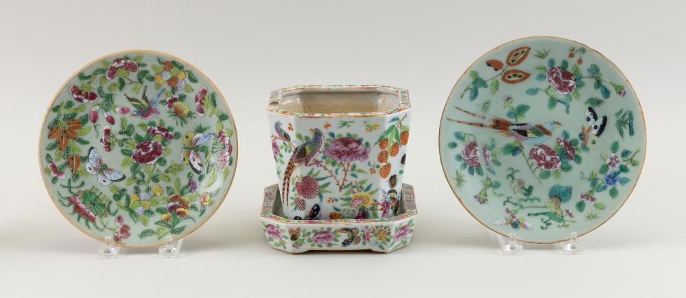 THREE CHINESE FAMILLE ROSE PORCELAIN 34e0b5