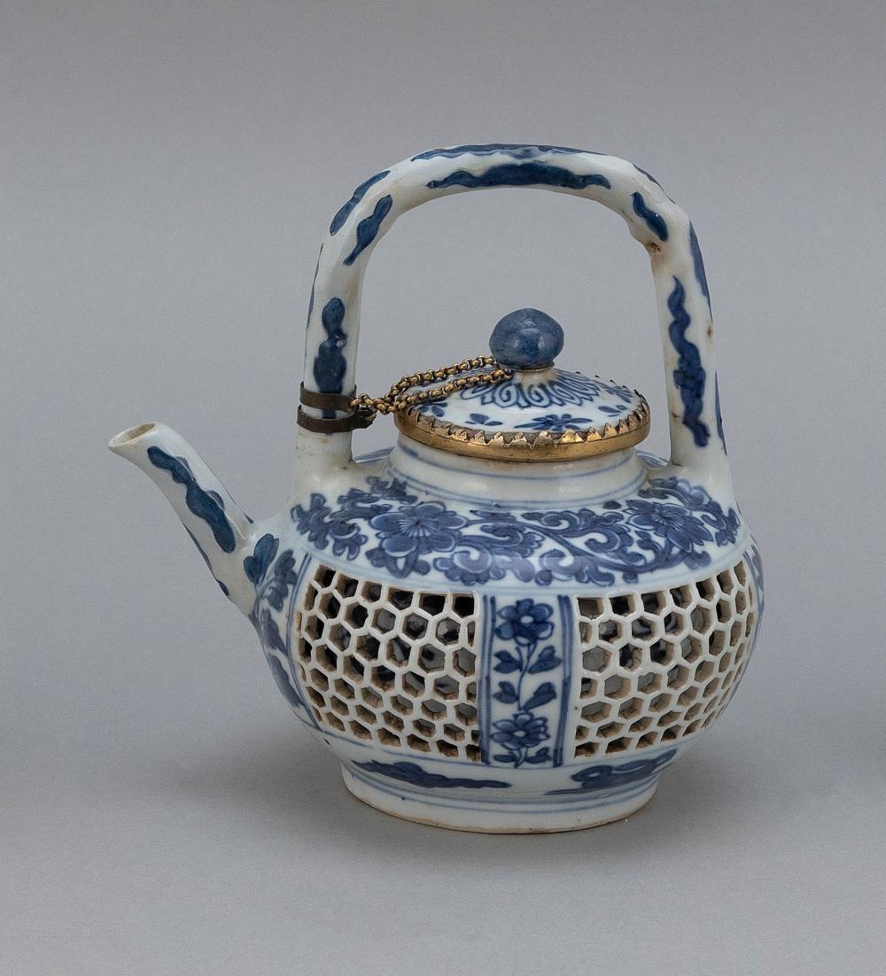 CHINESE BLUE AND WHITE PORCELAIN 34e0b0