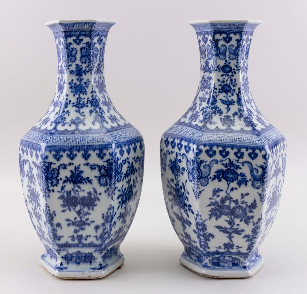 PAIR OF CHINESE BLUE AND WHITE 34e101