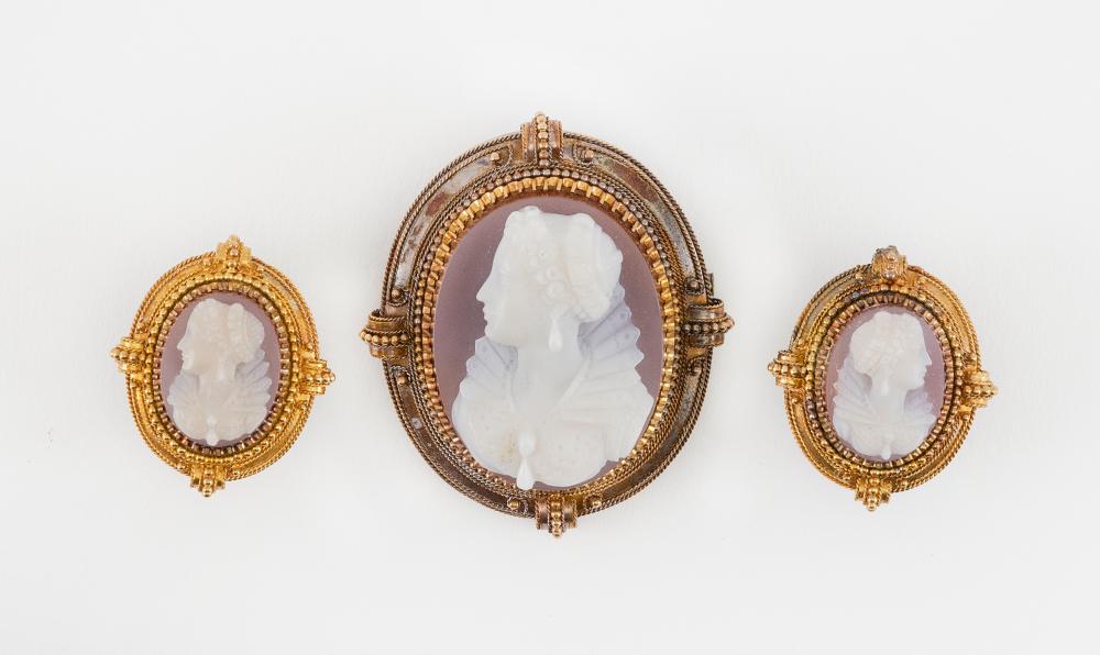 THREE PIECE GOLD AND AGATE CAMEO 34e1a1