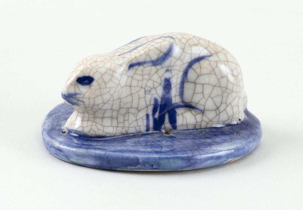 DEDHAM POTTERY RABBIT FORM PAPERWEIGHT 34e234