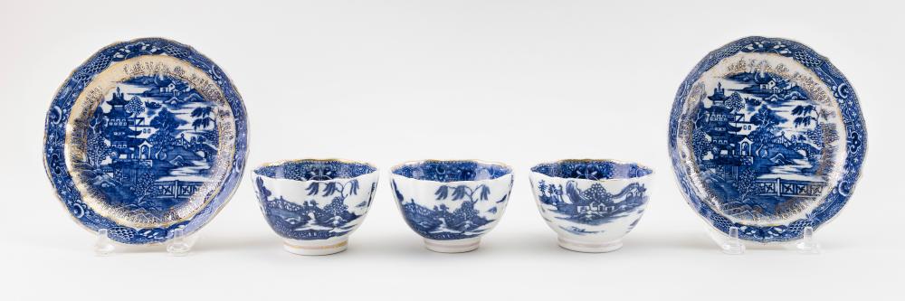 FIVE PIECES OF BLUE AND WHITE CAUGHLEY 34e240