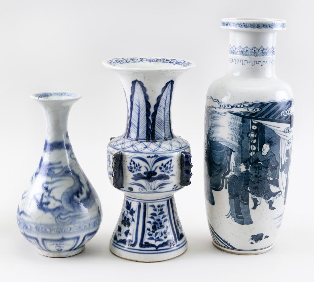 THREE CHINESE BLUE AND WHITE PORCELAIN 34e2ac