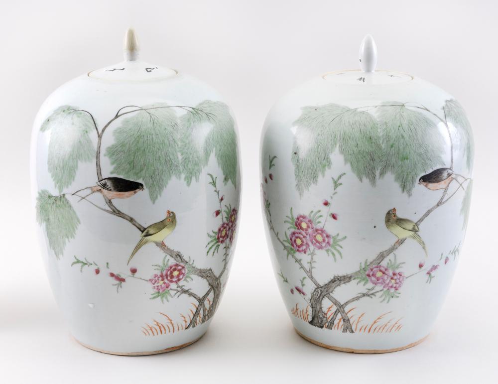 PAIR OF CHINESE PORCELAIN COVERED 34e546